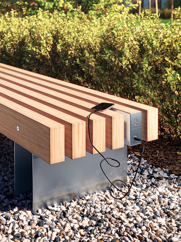 Скамейки с зарядками — «Бунинская набережная»